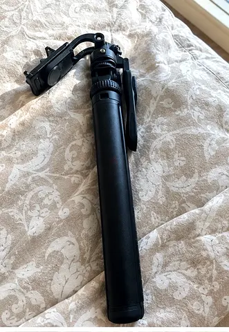 Foldable selfie stick / monopod with phone mount