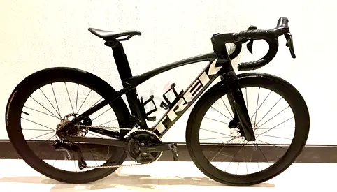 Trek Madone SL -06 - Aerodynamic Full carbon Road Bike- 12 speed di2- disc brake