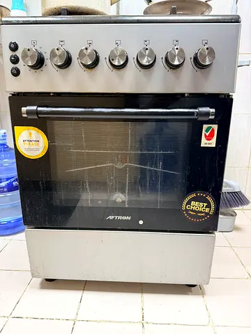 Used Ariston freestanding gas oven with 4 burners - good working condition