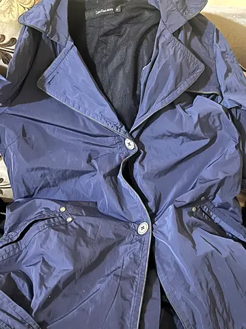 معطف رجالي طويل وأنيق (Trench Coat) أصلي 100% من ماركة Calvin Klein Jeans الشهيرة.

- المقاس: XL (كب