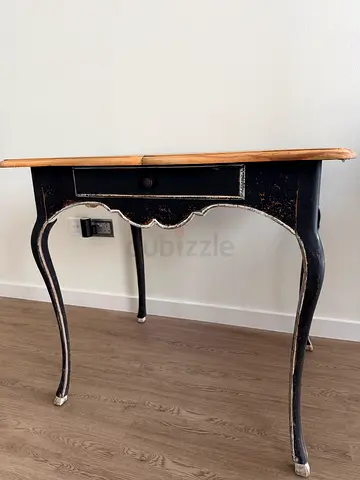 Vintage-style black console table with scalloped edge - small side table
