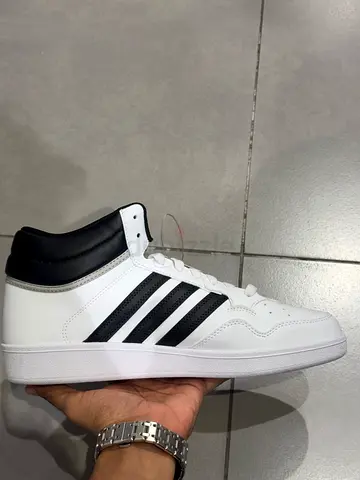 (Brand New) Adidas Hoops 4.0 Mid basketball shoes in size US 9.5. These mid-top sneakers have a whit
