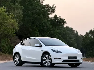 TESLA MODEL Y ( LONG RANGE ALL WHEEL DRIVE ) 2024 GCC  تيسلا موديل لونج رينج الدفع الرباعي2024 خليجي