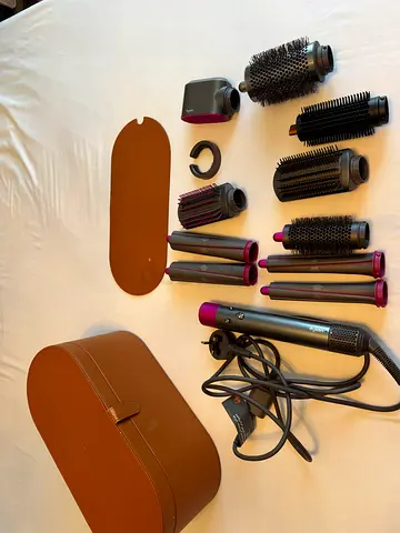 Dyson Airwrap (long hair) with extra attachments