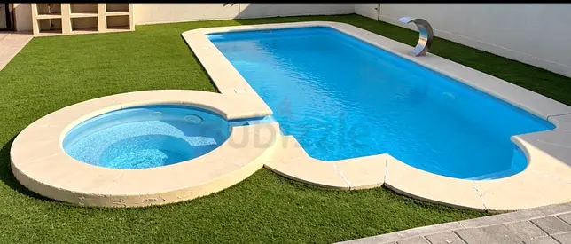 مسبح فيبر جلاس 7×3 مع جاكوزي 2×2 وكامل المعدات للبيع