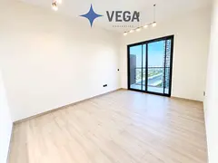 Luxury 1BR | Private Balcony | Road View