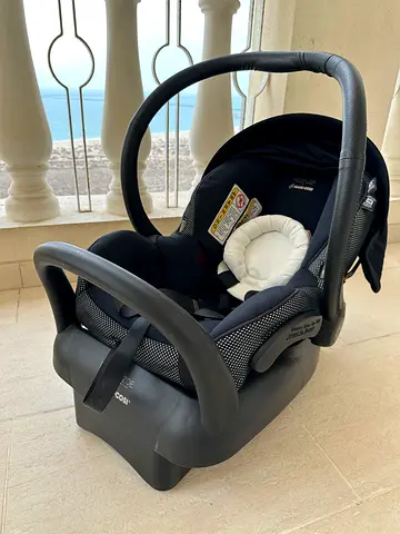 Maxi Cosy Black infant car seat with newborn insert - good condition - AED 199