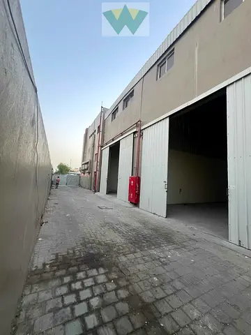 Store with parking 220sqm/private entrance