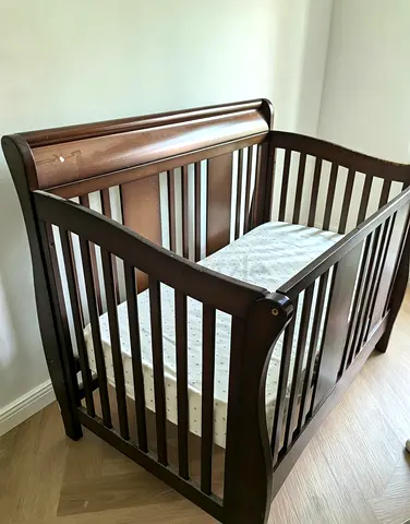 baby crib/baby cot