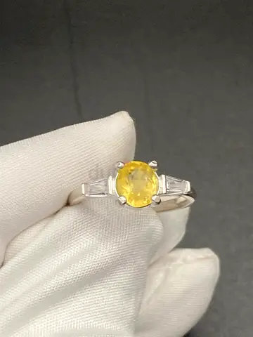 Silver ring with Yellow sapphire 
Approximately 2ct
Silver ring