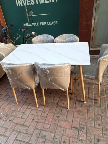 Modern white marble-effect dining table with 6 upholstered chairs