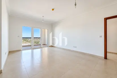 Lively | Spacious Layout | Neighbourhood Views