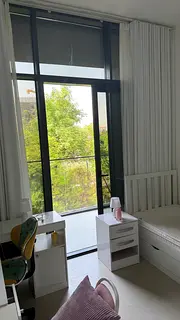 Room with balcony and separate BTRM