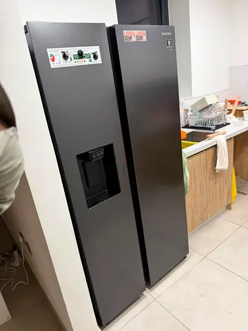 Samsung side by side refrigerator with water dispenser and ice maker