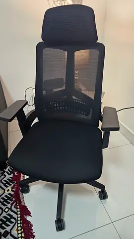 Ergonomic black mesh office chair with headrest — excellent new condition