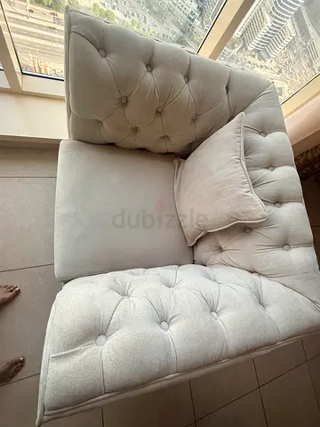Off white  tufted single-seater sofa good condition