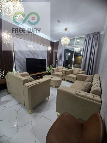 🛏️ غرفتان وصالة بتشطيبات فاخرة جداً 📐 المساحة: 1460 قدم مربع (136 متر مربع) 🛋️ الشقة مفروشة بالكامل بأثاث راقٍ، والسعر للبيع بدون الفرش 🏊‍♂️ مسبح