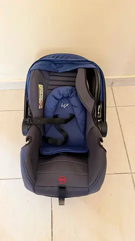 Infant car seat - lightweight carrier, good condition