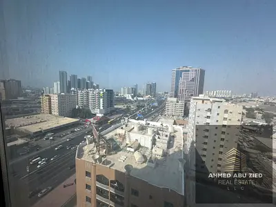 غرفتين وصالة بمساحات واسعة غرفه خادمه بلكون تكييف مركزي خزائن بالحائط حمامين باركينج مجاني موقع مميز في النعيمية 1