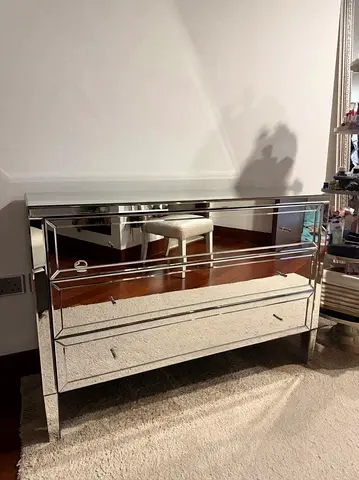 Elegant Mirrored Chest of Drawers – Excellent Condition