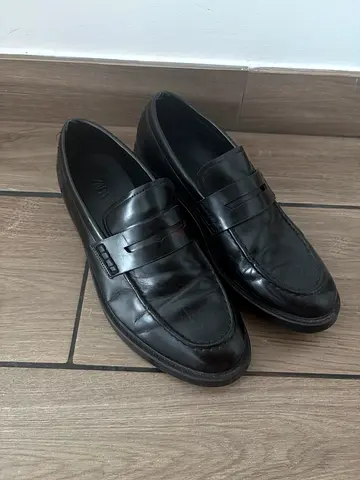 Black leather penny loafers - size 43, gently used bit need to fix