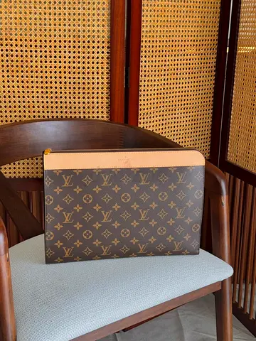 Louis vuitton men's hand clutch