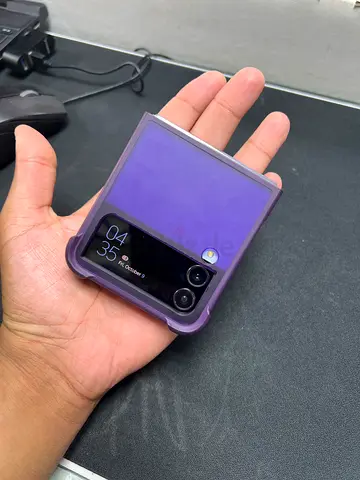 Samsung Galaxy Z Flip 4 256 gb in purple with case - great  condition