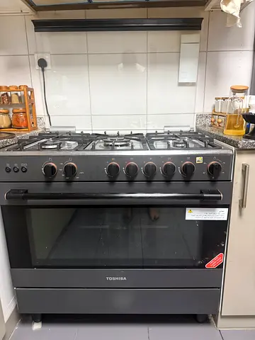 Toshiba 5 Burners Gas Cooker- good working condition
