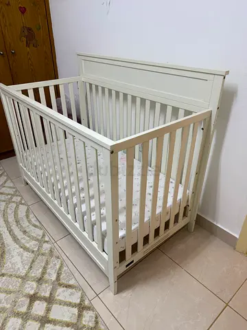 White Wooden Baby Crib in Good Condition
