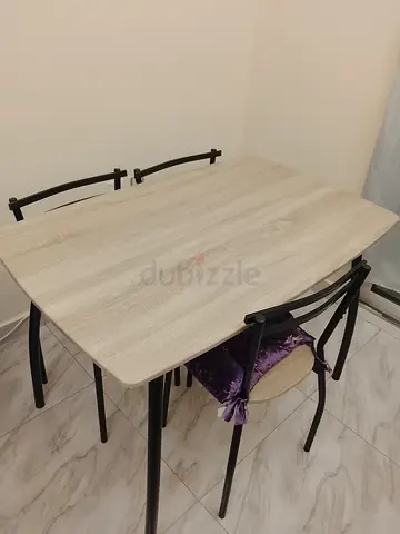 طاولة مع كراسي