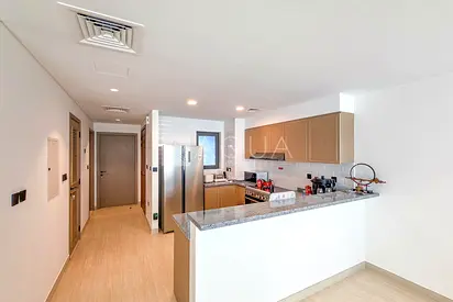 VACANT | CLOSE TO HUB | MIDDLE UNIT