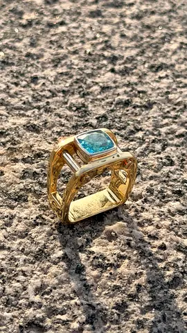 Natural Paraiba Tourmaline Ring, Neon Blue, 18K Gold, Certified

Exceptional natural Paraiba tourmal