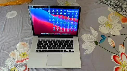 Apple Macbook Pro (Retina, 15Inch, Mid 2015)