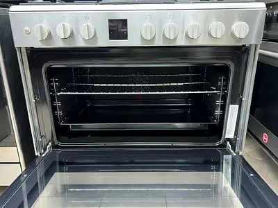 Bosch cooker full gas size 90by60cm 5 burnal latest model working A1 very good condition and everyth