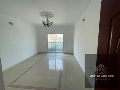 شقة غرفة وصالة للإيجار السنوي في الرميلة - عجمان، ثاني صف من الكورنيش، غرفة نوم ماستر، بلكونة، مطبخ مغلق، 2 حمام، اطلالة مفتوحة، سعر مميز، موقع مميز .