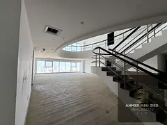 An exceptional business opportunity for entrepreneurs: a two-story unit plus a rooftop terrace avail