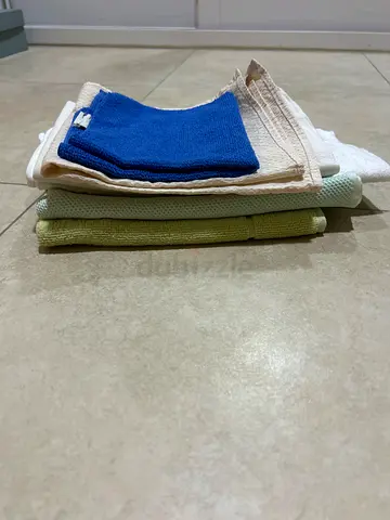 Set of assorted cleaning cloths and kitchen towels