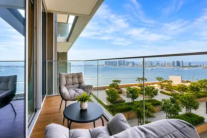Beachfront Bliss: 2BR Apartment in Dubai with Pool