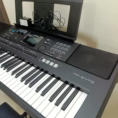 Yamaha PSR-E473 61-Key Keyboard with Stand, Bench and Pedal - Good Condition