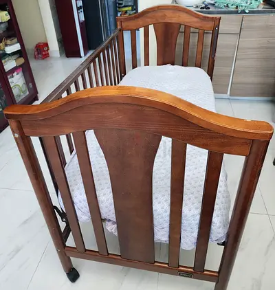 Baby bed with mattress, both rails available