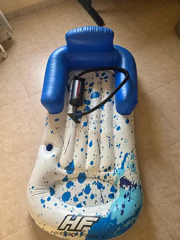 Inflatable single-person float lounge with hand pump