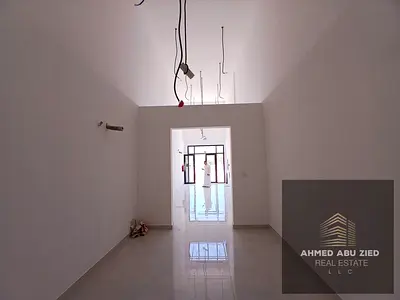 مجمع تجاري أول ساكن في الحليو 2 موقع مميز بجوار سفير مول صالات عرض واسعة مخازن مطبخ حمام مواقف وميزانين