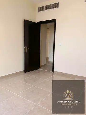 شقة غرفتين وصالة للإيجار في الحميدية 1 عجمان - خطوات من جامعة عجمان، إطلالة مباشرة، غرفة ماستر، 2 حمام، بلكونة، إيجار 35 ألف (4 دفعات، تأمين شيك)