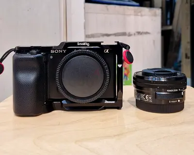 SONY ZVE10 WITH CAMERA CAGE(SMALLRIG) / 2 EXTRA BATTERIES(SMALL RIG) AND ADAPTOR /BAG FOR SALE