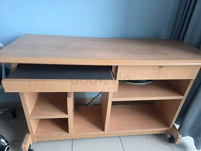 Light wood Computer tabel with shelves and drawer