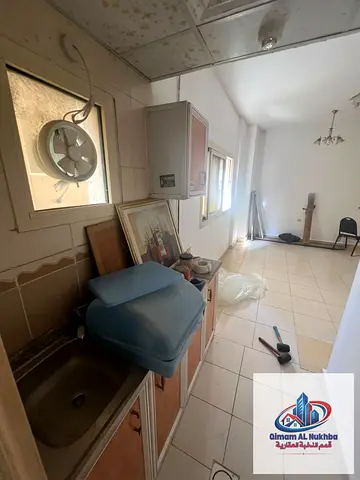 استوديو حديث بالقليعة بـ16 ألف سنويًا، شهر مجاني، موقف متوفر، للعائلات فقط، قريب من كورنيش الحيرة والمولات، 4 أو 6 دفعات.