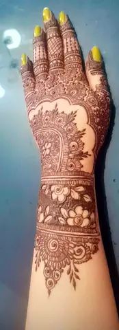 Henna artist