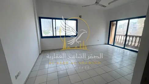 شقة غرفتين وصالة واسعة في المريجة بالشارقة مع بلكونة وغاز مركزي وبناية عائلية وموقع حيوي قريب من الخدمات اليومية