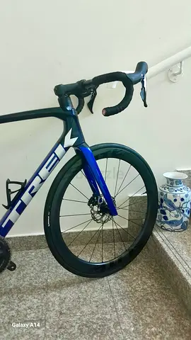 Trek Emonda-SL06- Shimano 105-disc brake