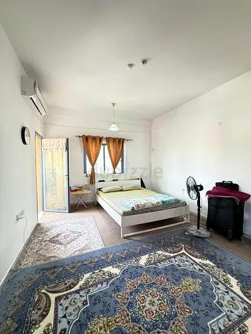 No security deposit, Family room for decent couple or 2 working ladies. Available room from 1st Nov